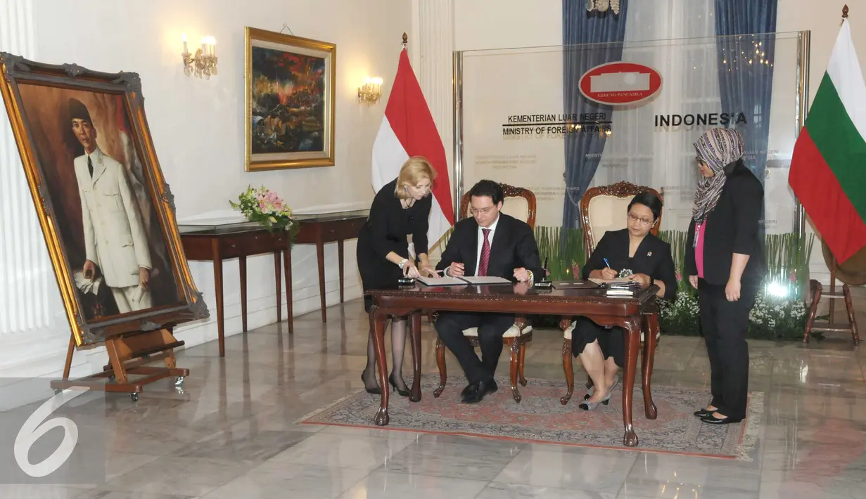 Menlu RI Retno Marsudi dan Menlu Bulgaria, Daniel Mitov mengisi buku tamu di Gedung Pancasila, Jakarta, Rabu (30/3). Pertemuan membahas kerjasama dan perjanjian persetujuan bebas Visa bagi pemegang paspor Diplomatik dan dinas. (Liputan6.com/Helmi Afandi)