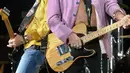 Meski tak lagi muda, gitaris The Rolling Stones, Keith Richards dan Ronnie Wood bersemangat saat beraksi di konser tur mereka yang bertajuk ‘Licks World Tour 2003’ di Spanyol (29/6/2003). (Bintang/EPA)