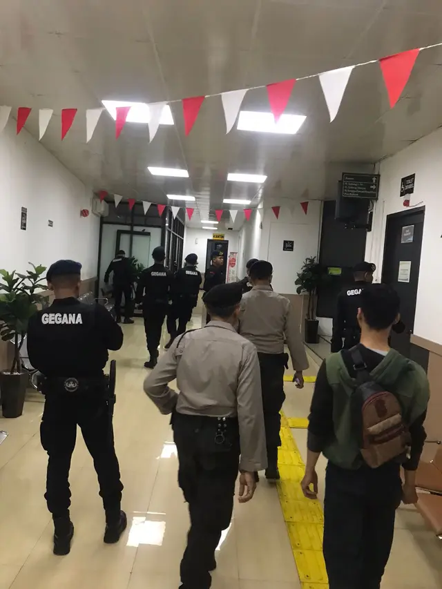 Tim Gegana melakukan sterilisasi di Kompleks Pengadilan Negeri Jakarta Selatan (PN Jaksel) pada Minggu (12/2/2023) malam.