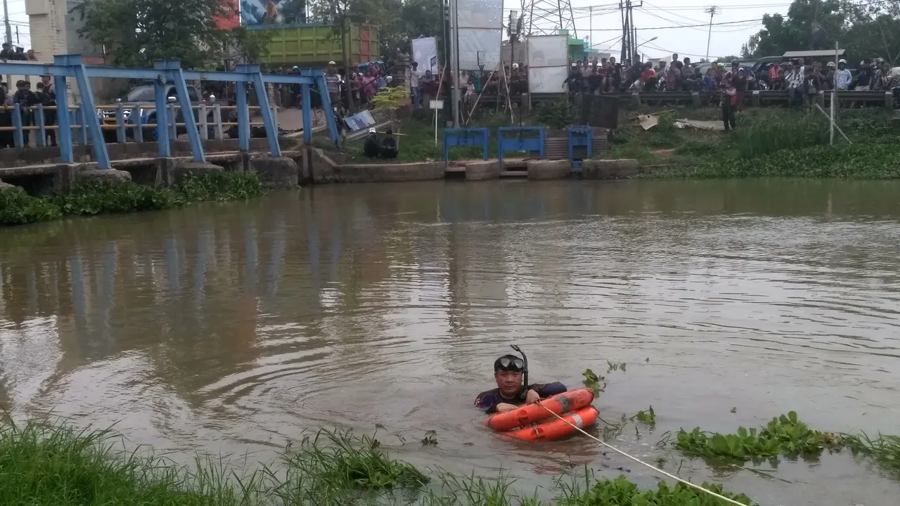 Enam Orang Penyelam Diturunkan Untuk Cari Linggis Yang Dipakai Bunuh Keluarga di Bekasi