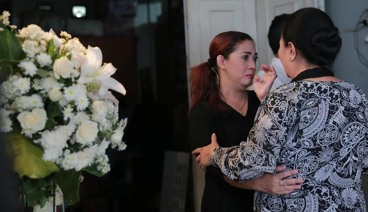 Di rumah duka, ia menjelaskan kondisi Mike sehat. Ketika pulang bersama dengan temannya usai bermain diluar, Mike mengaku capek dan mau tidur. "Eh, nggak bangun-bangun, pas dicek sudah nggak ada (meninggal)" ujar Amin. (Adrian Putra/Bintang.com)