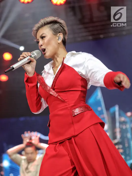 Aksi Agnez Mo saat tampil dalam malam puncak HUT ke-28 SCTV di ICE BSD, Tangerang, Banten, Jumat (24/8). Tema yang diusung dalam Hut ke-28 SCTV adalah The Greatest Celebration. (Liputan6.com/Faizal Fanani)