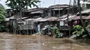 Suasana permukiman di bantaran Kali Ciliwung, Jakarta, Minggu (3/3). Bencana banjir kiriman masih menjadi ancaman warga yang tinggal di bantaran Kali Ciliwung, terlebih saat hujan deras terus mengguyur kawasan hulu di Bogor. (merdeka.com/Iqbal S. Nugroho)