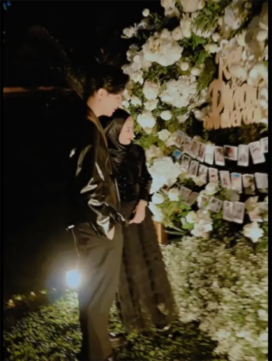 "Kamu definisi Terbaik yang Allah kasih untuk aku… @rey_mbayang Happy Anniversary sayang… 3 tahun anak 2 tapi rasanya masih kayak abege ya Emang ABG sih.. hehe Perjalanan kita masih panjang nih… tapi aku insya Allah selalu siap buat berpetualang dan menua bersama kamu… Semoga Allah selalu jaga keluarga kecil kita yaa, suamiku," tutup Dinda Hauw. [Instagram/rey_mbayang]