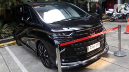 Mobil mewah tersebut disita usai tim penyidik KPK melakukan penggeledahan rumah dinas eks Wamenaker Immanuel Ebenezer di kawasan Pancoran, Jakarta Selatan, Selasa (26/8/2025). (Liputan6.com/Helmi Fithriansyah)