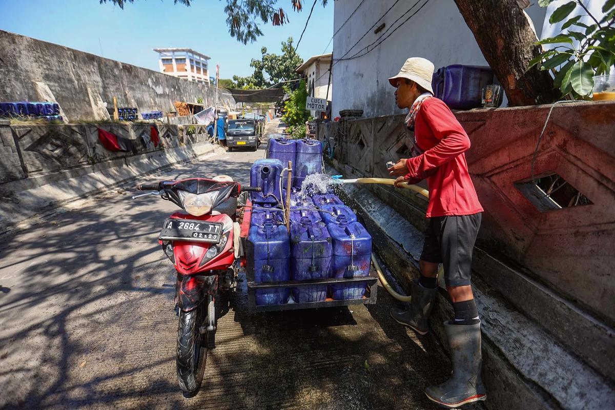 FOTO: Warga Muara Angke Bergantung pada Air Jerigen
