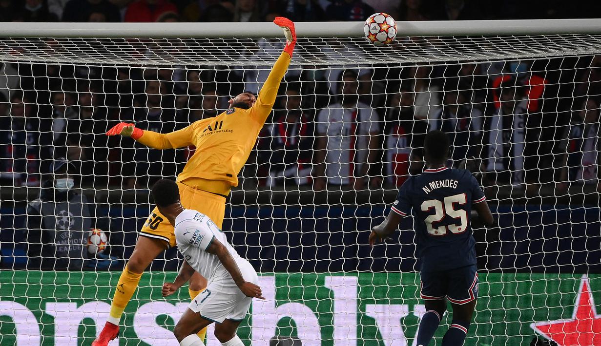 Manchester City hampir meyamakan skor pada menit ke-25. Sundulan Raheem Sterling hanya menerpa mistar gawang Gianluigi Donnarumma. (AFP/Franck Fife)