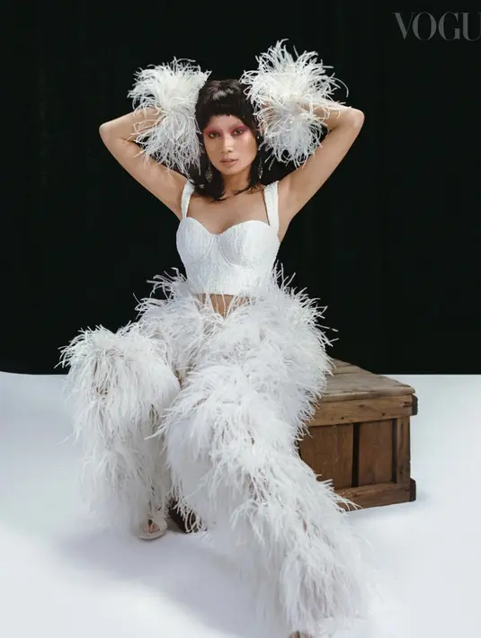 <p>Tampilannya semakin memukau dengan gaya rambut yang berbeda dari biasanya. Poni yang membingkai wajahnya ciptakan kesan edgy yang sesungguhnya. Tak hanya itu saja, ia juga terlihat kian memesona dengan aksen celana bulu dan atasan serupa korset tampilkan kesan seksi nan glamor. [Foto: Instagram/ Niki Zefanya.dok &amp; @charlie__chops]</p>