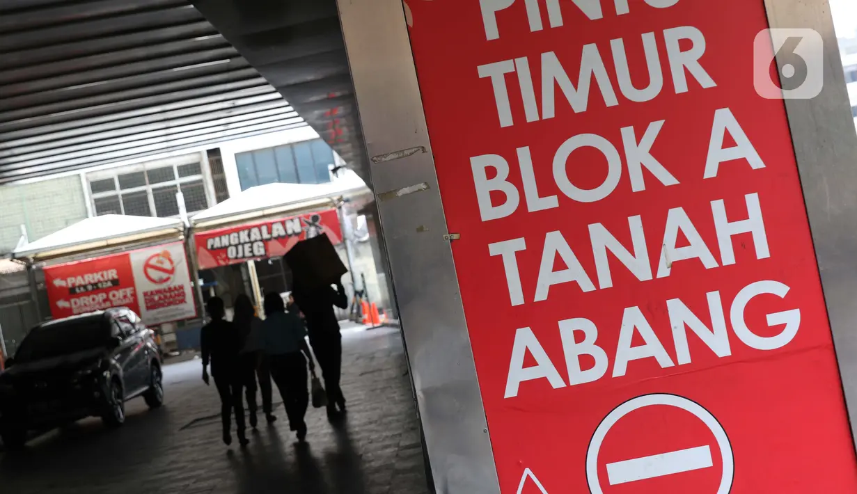 Warga melintas di pasar Blok A Tanah Abang, Jakarta Jumat (27/3/2020). Sebagai upaya pencegahan penularan virus Corona COVID-19, Perumda Pasar Jaya menutup sementara aktivitas perdagangan di Pasar Tanah Abang Blok A, B dan F terhitung 27 Maret hingga 5 April 2020. (Liputan6.com/Helmi Fithriansyah)
