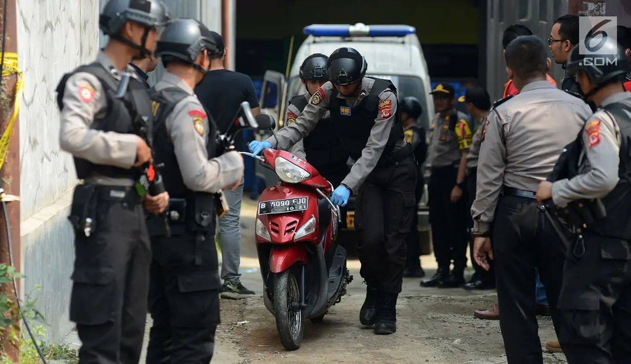 Polisi membawa sepeda motor saat menggelar olah tempat kejadian perkara (TKP) di rumah terduga teroris di Nanggewer, Cibinong, Bogor, Jawa Barat, Sabtu (18/5/2019). Terduga teroris E alias AR alias Pak Jenggot ditangkap di rumahnya pada Jumat 17 Mei 2019. (merdeka.com/Imam Buhori)