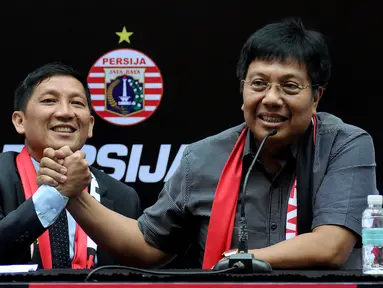 Presiden Klub Persija, Ferry Paulus (kiri) bersalaman dengan Direktur Persija yang baru, Gede Widiade saat perkenalan di Jakarta, Selasa (14/2). Dengan bergantinya manajemen, Persija berharap prestasi di Liga 1. (Liputan6.com/Helmi Fithriansyah)