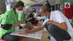 Sebanyak 30 orang difabel menjalani pelatihan membatik Betawi di aula Gedung Balai Pustaka, Matraman, Jakarta, Rabu (25/8/2021). Kegiatan ini hasil kerja sama Kecamatan Matraman dengan PDSI, Balai Pustaka, Kantor Berita Antara, dan Koperasi Batik Betawi. (Liputan6.com/Herman Zakharia)
