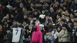 Seseorang berpakaian seperti penjaga Squid Games dengan berdiri di area penonton selama pertandingan lanjutan Liga Inggris 2024/2025 antara Tottenham Hotspur melawan Liverpool di Stadion Tottenham Hotspur, London, Inggris Minggu (22/12/2024). Seperti diketahui, aksi tersebut ternyata merupakan promo musim kedua serial Korea Selatan tersebut. (AP Photo/Dave Shopland)