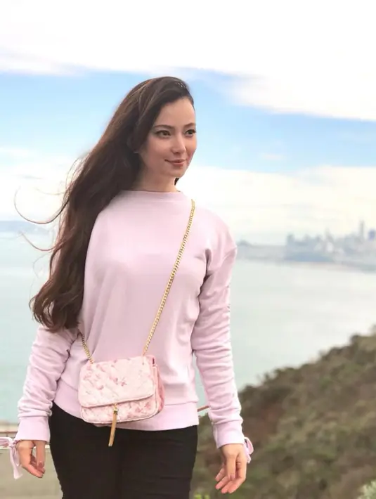 Selalu sederhana kan gaya Asmirandah? Kalau yang satu ini ia mengenakan celana berwarna hitam dengan atasan kaus berwarna pinknya. Lagi-lagi ia membiarkan rambut panjangnya terurai. (Instagram/asmirandah89)