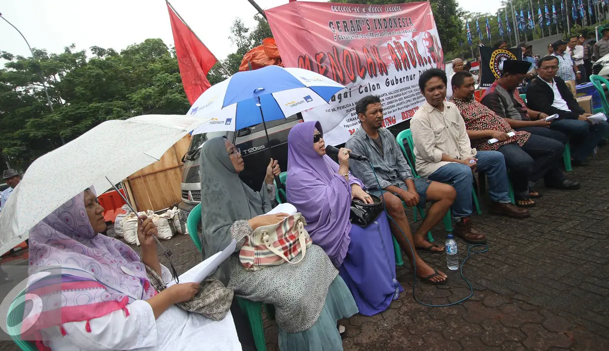 Petugas berjaga saat unjuk rasa menolak Basuki T Purnama pada Pilkada 2017 di Jakarta, Senin (29/8). Aksi dilakukan karena massa menilai Ahok tidak berpihak kepada rakyat kecil melalui kebijakan-kebijakannya. (Liputan6.com/Immanuel Antonius)