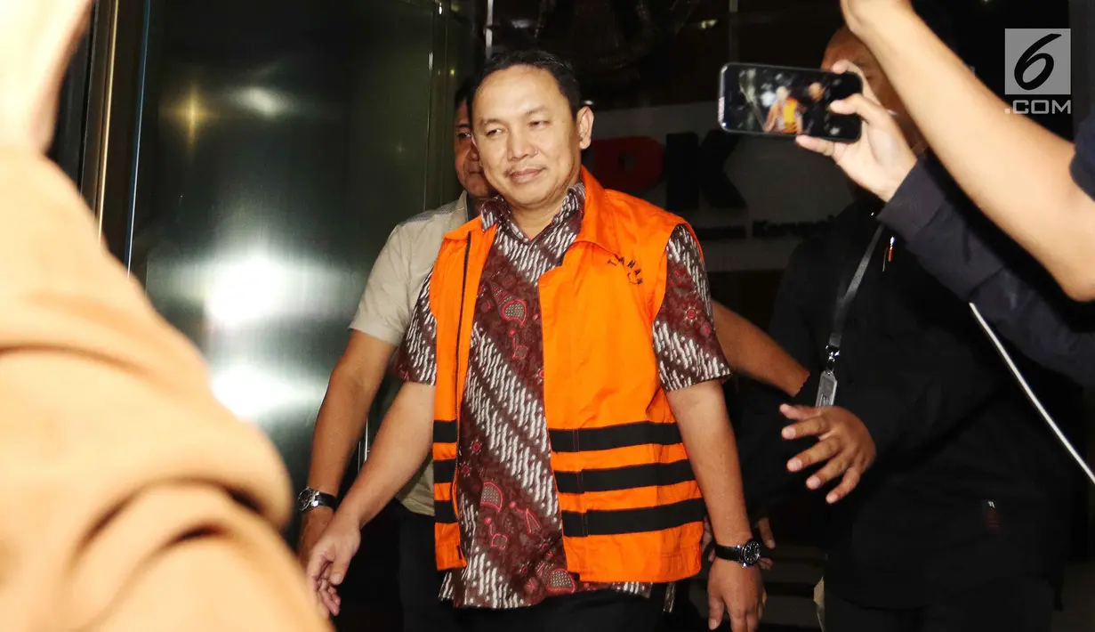 Tersangka Bupati Halmahera Timur nonaktif Rudi Erawan usai menjani pemeriksaan di Gedung KPK, Jakarta Selatan, Senin (19/2). Rudi diperiksa terkait kasus dugaan suap sejumlah proyek pembangunan di Kementerian PUPR tahun 2016. (Liputan6.com/Angga Yuniar)