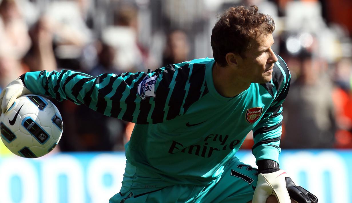 2. Jens Lehman - Kiper asal Jerman itu memutuskan pensiun di akhir musim 2009-2010 saat berseragam VFB Stuttgart. Namun karena permintaan Arsene Wenger akhirnya pada Maret 2011 Lehman kembali menjadi kiper The Gunners. (AFP/Adrian Dennis)