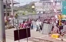 Pedagang Pasar Rangkasbitung Bongkar Paksa Penutup Perlintasan Kereta Api