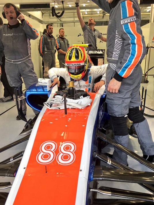 Rio Haryanto saat bersiap di dalam mobil MRT05 jelang balapan F1 GP Bahrain di Sirkuit Internasional Sakhir, Bahrain, Minggu (3/4/2016). (Bola.com/Twitter)