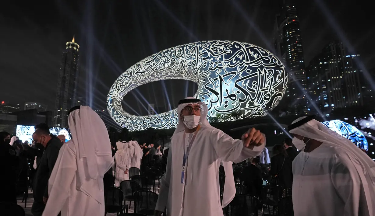 Orang-orang pergi setelah upacara pembukaan Museum of the Future, sebuah ruang pameran untuk ide-ide inovatif dan futuristik, di Dubai, Uni Emirat Arab, Selasa (22/2/2022). (AP Photo/Kamran Jebreili)