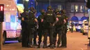 Senin (22/5/2017), konser Ariana Grande diakhiri dengan ledakan bom yang membuat suasana menjadi kacau dan para penonton berteriakan sambil berlarian menyelamatkan diri. Suasana Manchester pun kini berada dalam pengamanan polisi. (APexchange/Bintang.com)