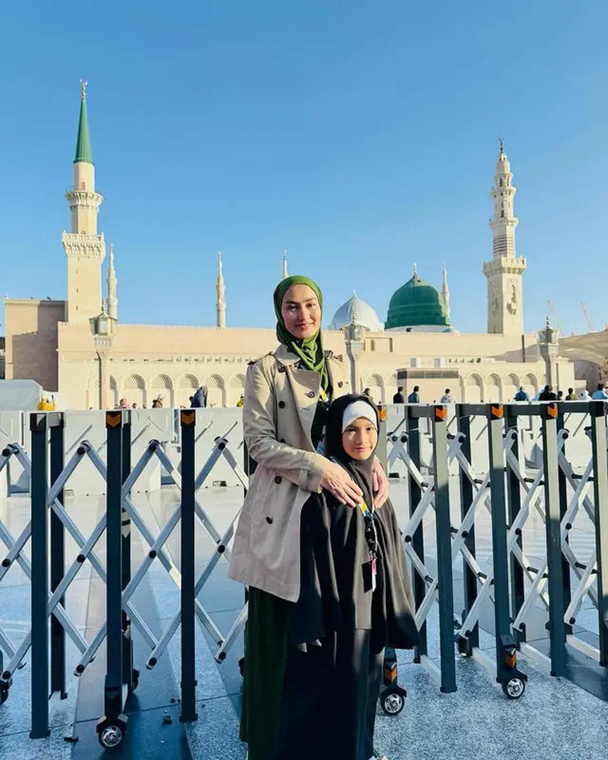 6 Potret Atiqah Hasiholan Tampil Berhijab, Jalani Umrah Bersama Rio Dewanto