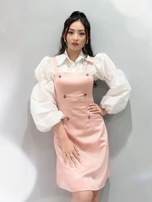 Paduan dress dan blouse dengan tampilan lengan puff membuat gaya Natasha Wilona mirip Idola Korea.