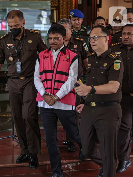 Menkominfo Johnny G Plate keluar dari Gedung Bundar, Kejaksaan Agung pada pukul 12.09 WIB. Didampingi Pamdal dan penyidik Kejaksaan Agung. (Liputan6.com/Faizal Fanani)