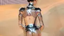 Zendaya tak pernah main-main dengan penampilannya di depan publik. Kali ini, ia mengenakan setelan robot yang ikonis dari Thierry Mugler koleksi musim gugur/dingin tahun 1995. [Foto: Instagram/loveradioofficial]