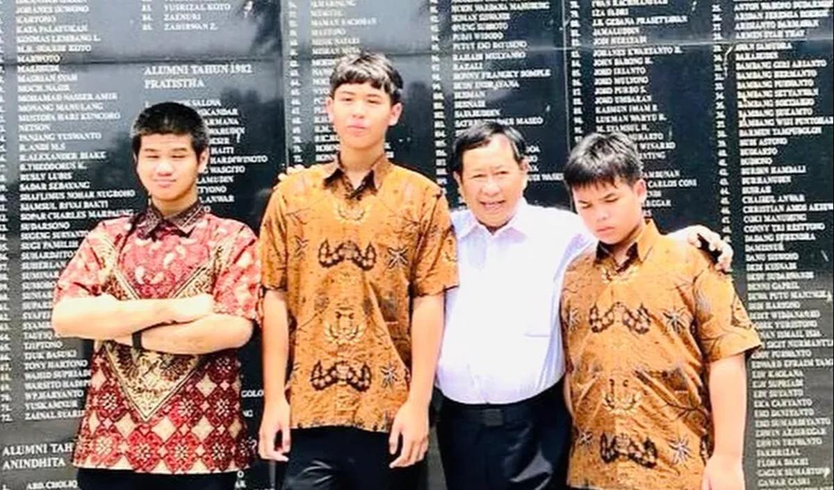 "Brigade Khusus," tulisnya.