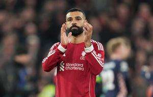 Pemain Liverpool, Mohamed Salah memberikan tepuk tangan kepada para penonton setelah laga Liga Champions 2025/2026 melawan PSV di Anfield, Liverpool, Rabu (26/11/2025) waktu setempat. (AP Photo/Jon Super)
