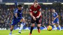 Pemain Chelsea, Kenedy (kiri) berebut bola dengan pemain  West Bromwich Albion, Darren Fletcher (kanan) pada lanjutan Liga Premier Inggris di Stadion Stamford Bridge, Chelsea, Kamis (14/1/2016) dini hari WIB. (EPA/Sean Dempsey)