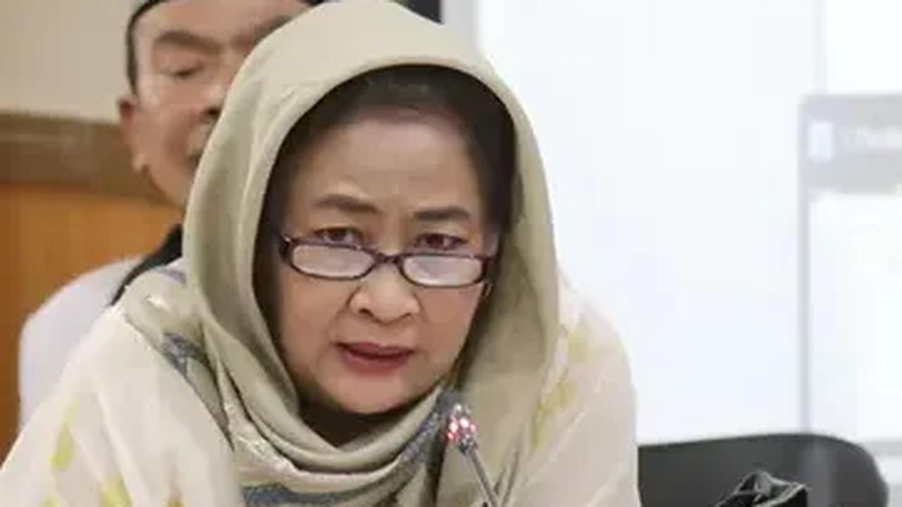 "Kalau main game kan begini taruh di meja, kebetulan layar ponsel kebuka. Soalnya tadi nunggunya lama," ungkapnya.