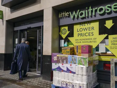 Barang-barang ditumpuk di luar sebuah supermarket, di London, Rabu (22/3/2023). Inflasi Inggris meningkat untuk pertama kalinya dalam empat bulan terakhir di bulan Februari karena tingginya harga makanan dan energi menghantam konsumen yang terpukul oleh krisis biaya hidup di negara tersebut. (AP Photo/Alberto Pezzali)
