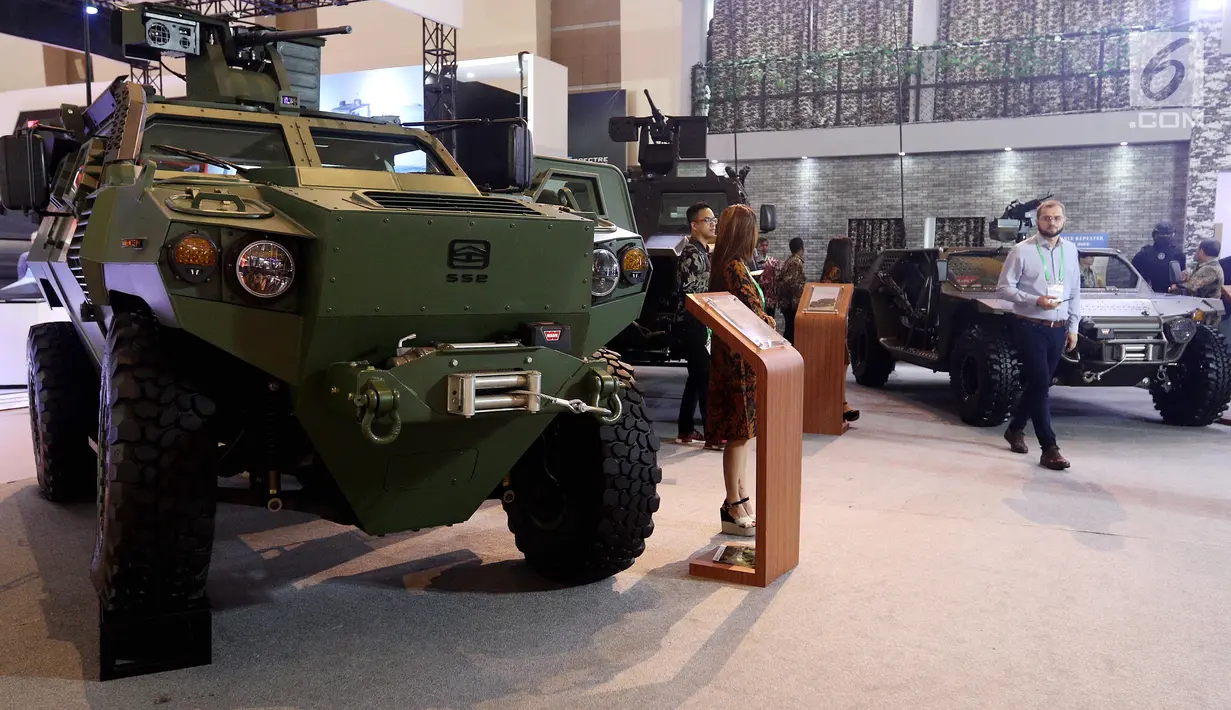 Pengunjung melihat Alutsista buatan Indonesia di Indo Defence 2018 Expo and Forum di JIExpo Kemayoran, Jakarta, Rabu (9/11). Sebanyak 14 perusahaan dalam BUMNIS Indonesia akan meneken nota kesepahaman dalam Indo Defence 2018. (Liputan6.com/JohanTallo)
