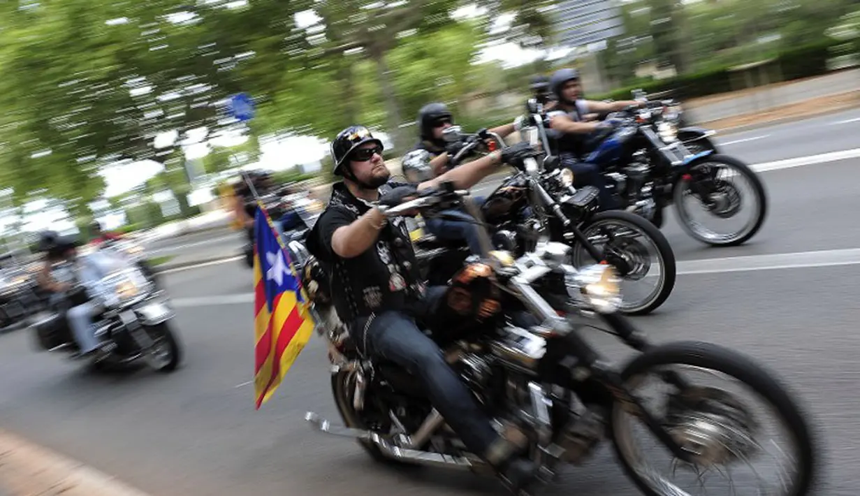 Jalan-jalan di Barcelona, Spanyol, dipenuhi ratusan pengendara motor besar Harley Davidson, (6/7/2014). (AFP PHOTO/Josep Lago)