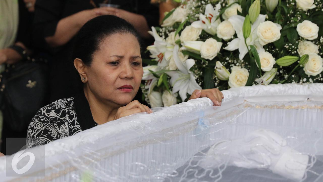 20160801-Gurat Kesedihan Ibunda di Samping Jenazah Mike Mohede-Tangerang Selatan