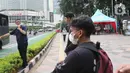 Petugas kepolisian mengamankan sejumlah oknum di kawasan Bundaran HI, Jakarta, Senin (11/4/2022).
Oknum tersebut diamankan karena diduga sebagai penyusup saat demo 11 April yang digelar oleh Badan Eksekutif Mahasiswa Seluruh Indonesia (BEM SI). (Liputan6.com/Herman Zakharia)