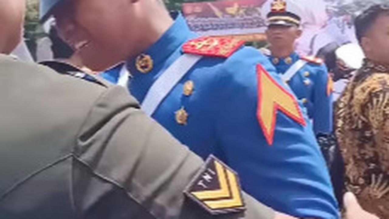 Momen Ayah Bintara TNI Terharu Anaknya Berhasil jadi Taruna AL