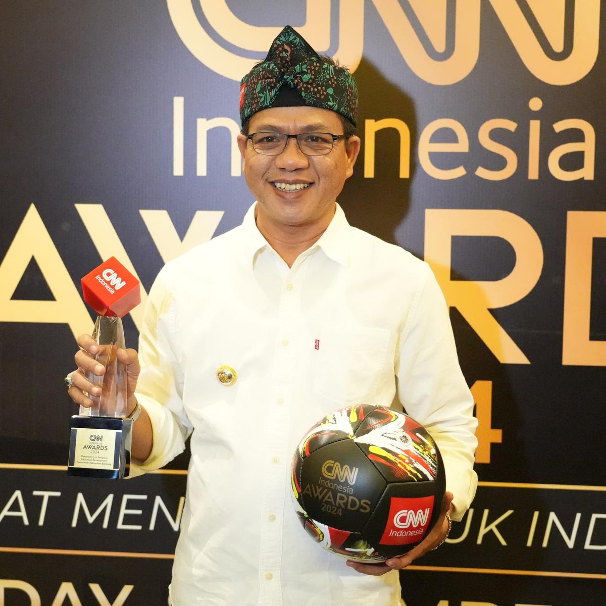 Bupati Bandung Dadang Supriatna Raih Penghargaan CNN Indonesia Award 2024