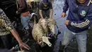 <p>Pedagang mengaku mengalami peningkatan dua kali lipat dari biasanya. (AP Photo/Dita Alangkara)</p>