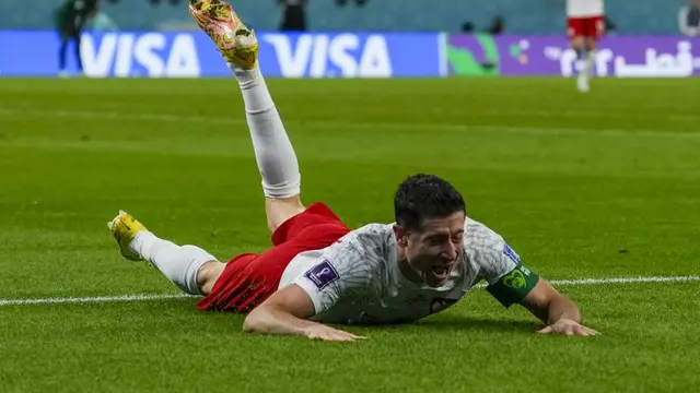Pemain Polandia Robert Lewandowski merayakan mencetak gol ke-2 timnya selama pertandingan sepak bola grup C Piala Dunia antara Polandia dan Arab Saudi, di Stadion Education City di Al Rayyan, Qatar, Sabtu, 26 November 2022.