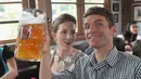 Thomas Mueller dan istrinya Lisa saat ikut Oktoberfest, Jerman, Minggu (5/10/2014) (AFP PHOTO/ALEXANDER HASSENSTEIN)