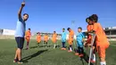 Anak-anak Palestina yang diamputasi mendengarkan pelatih dalam sesi pelatihan sepak bola, yang diatur oleh Komite Palang Merah Internasional (ICRC) setelah pembatasan penyakit coronavirus (COVID-19) mereda, di Deir al-Balah di Jalur Gaza tengah (14/7/2020). (AFP/Mahmud Hams)
