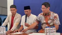 Kades Kohod, Arsin didampingi dua kuasa hukumnya muncul ke publik. Dia meminta maaf atas kegaduhan yang terjadi terkait dengan pagar laut Tangerang. (Liputan6.com/Pramita Tristiawati).