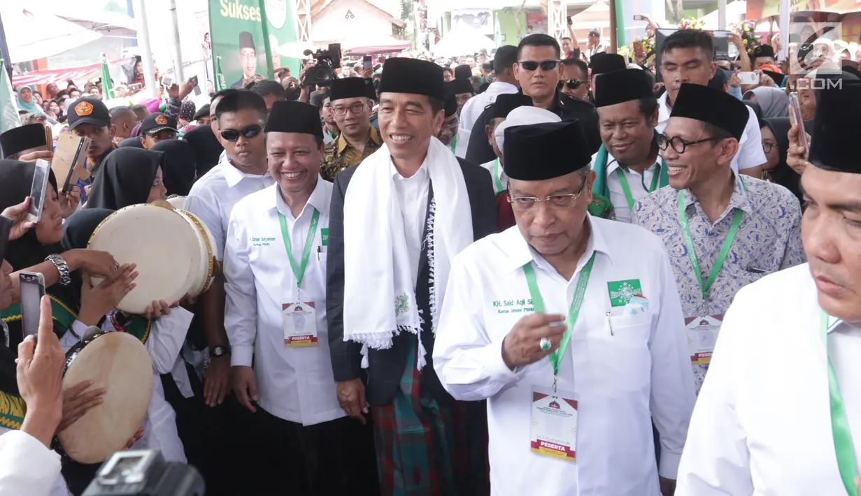 Presiden Joko Widodo menghadiri pembukaan musyawarah nasional dan konferensi besar NU di Banjar, Jawa Barat, Rabu (27/2). Jokowi mengucapkan terima kasihnya atas peran PBNU yang telah berkontribusi dalam merawat keutuhan NKRI. (Liputan6.com/Angga Yuniar)