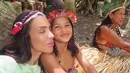 Ines Rau, bersama anak-anak di Hutan Amazon dari suku Shanenawa merasakan cinta tanpa syarat dari mereka. (Foto: Instagram/@supa_ines)