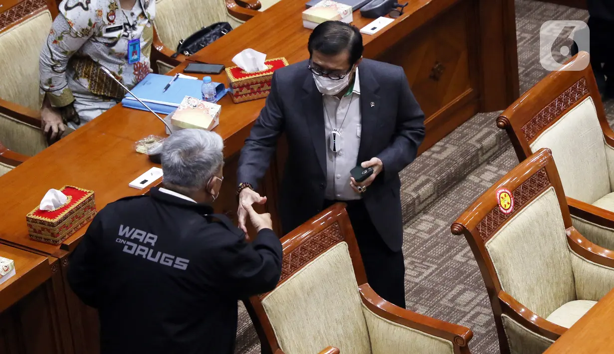 Menteri Hukum dan Hak Asasi Manusia Yasonna Laoly (kanan) saat menghadiri rapat kerja dengan DPR di Jakarta, Kamis (31/3/2022). Rapat terkait amandemen Undang-Undang No.35/2009 tentang Narkotika. (Liputan6.com/Angga Yuniar)