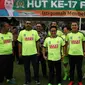 Ketua Umum PKB Muhaimin Iskandar (tengah) berfoto bersama dengan peserta HUT ke-17 Fraksi PKB dengan latar spanduk bertuliskan sesuai tema "Istiqomah Membela Rakyat", Jakarta, Kamis (6/10). (Liputan6.com/JohanTallo)