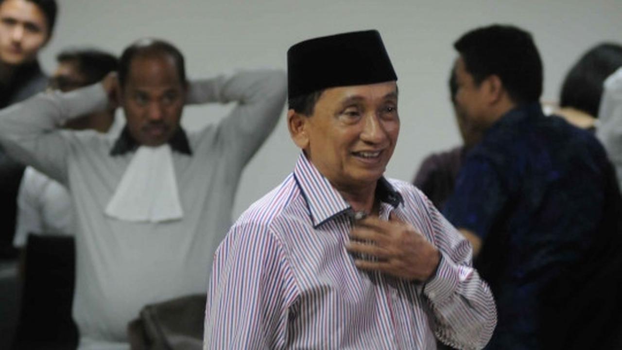 Sidang vonis ditunda, Fuad Amin tersenyum lepas